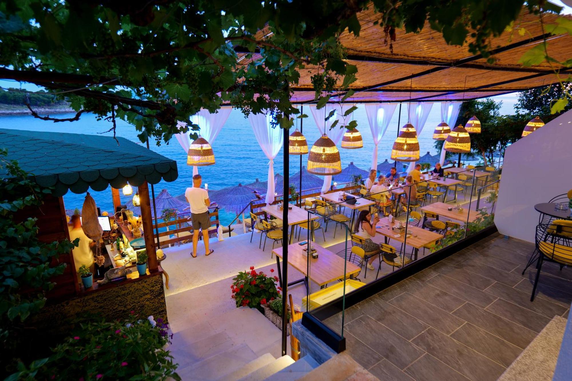 Nili Deluxe Hotel Sarandë Buitenkant foto