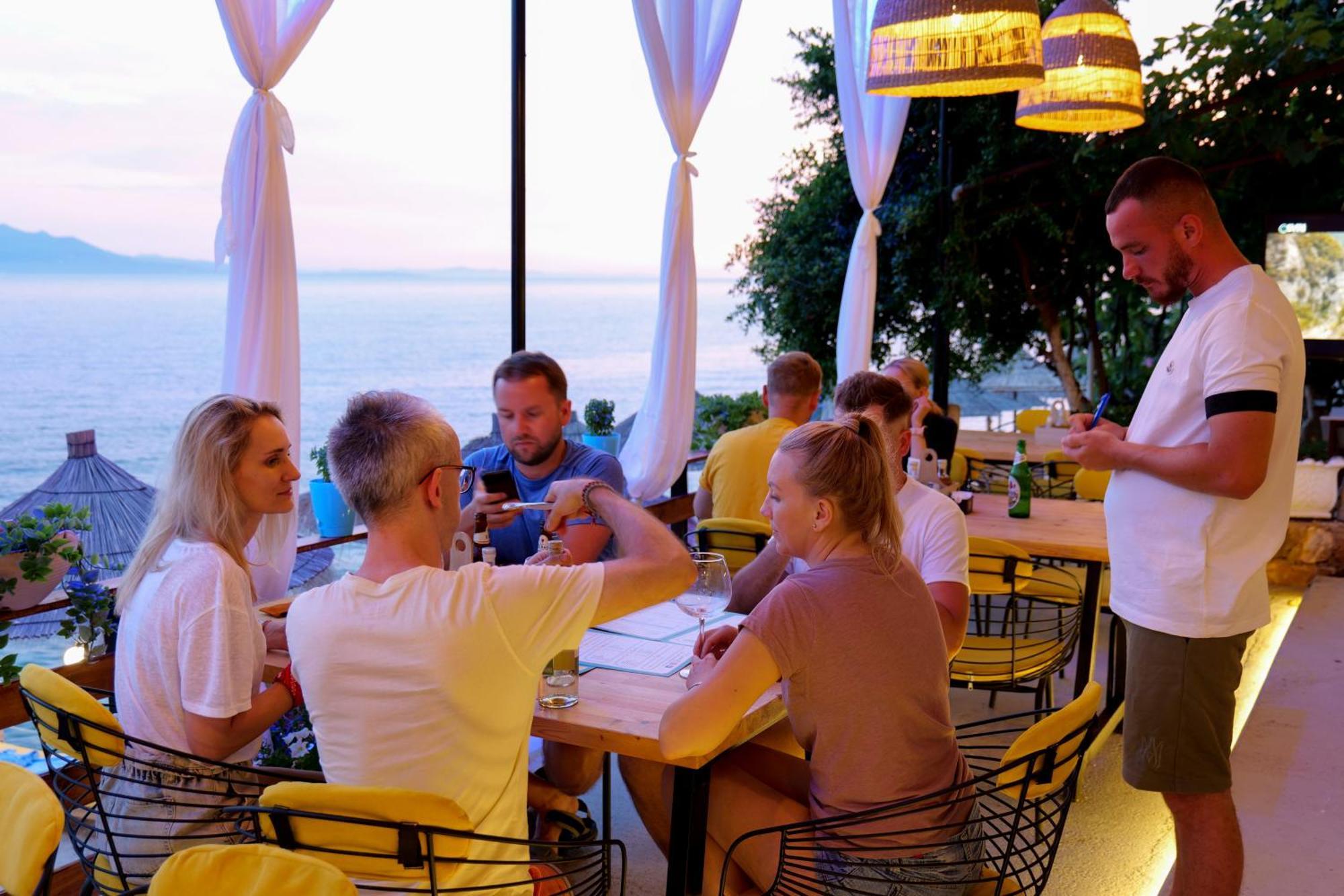 Nili Deluxe Hotel Sarandë Buitenkant foto