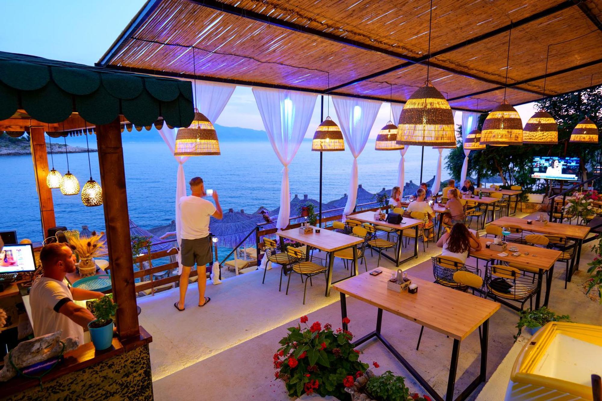 Nili Deluxe Hotel Sarandë Buitenkant foto