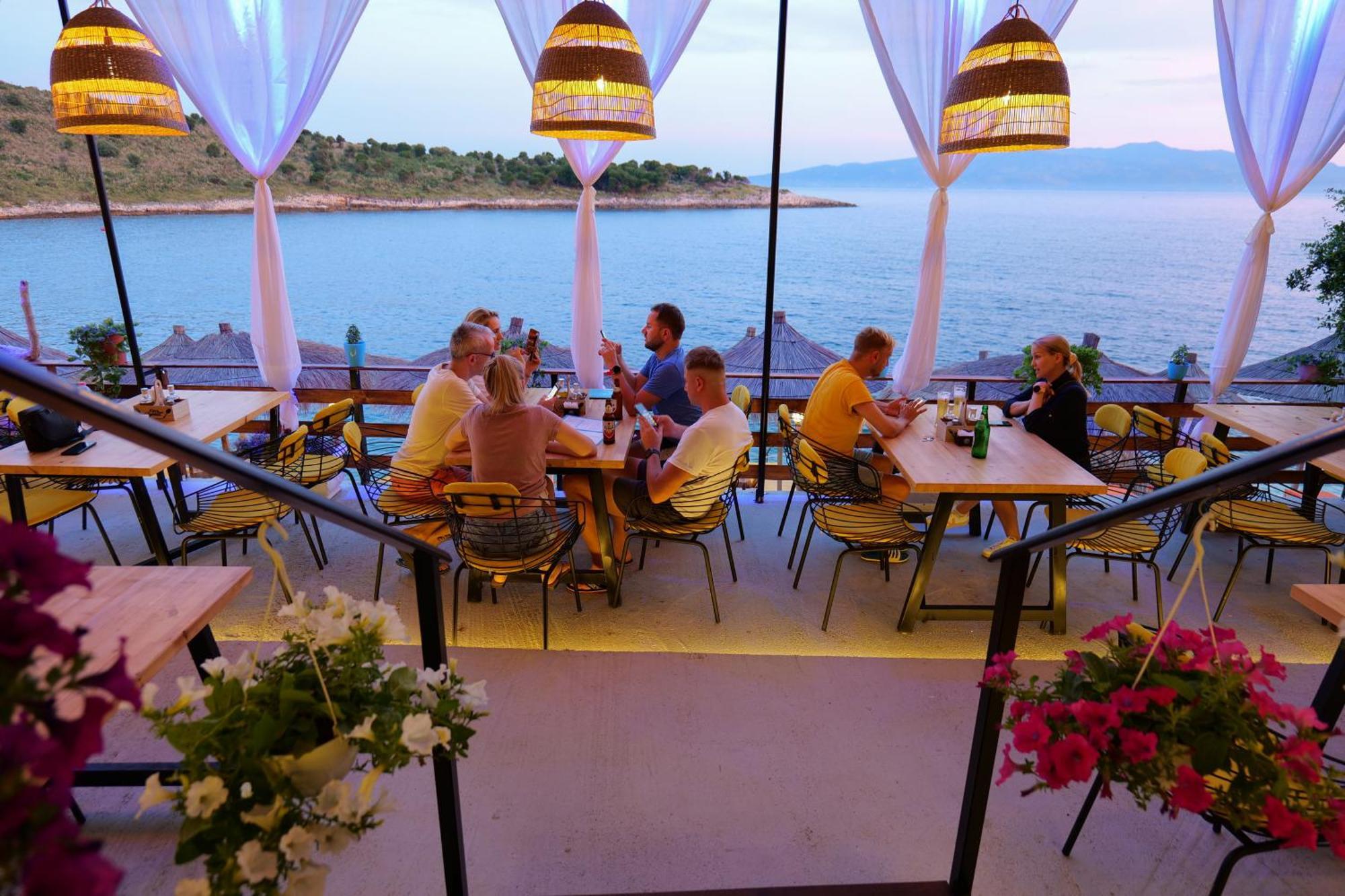 Nili Deluxe Hotel Sarandë Buitenkant foto